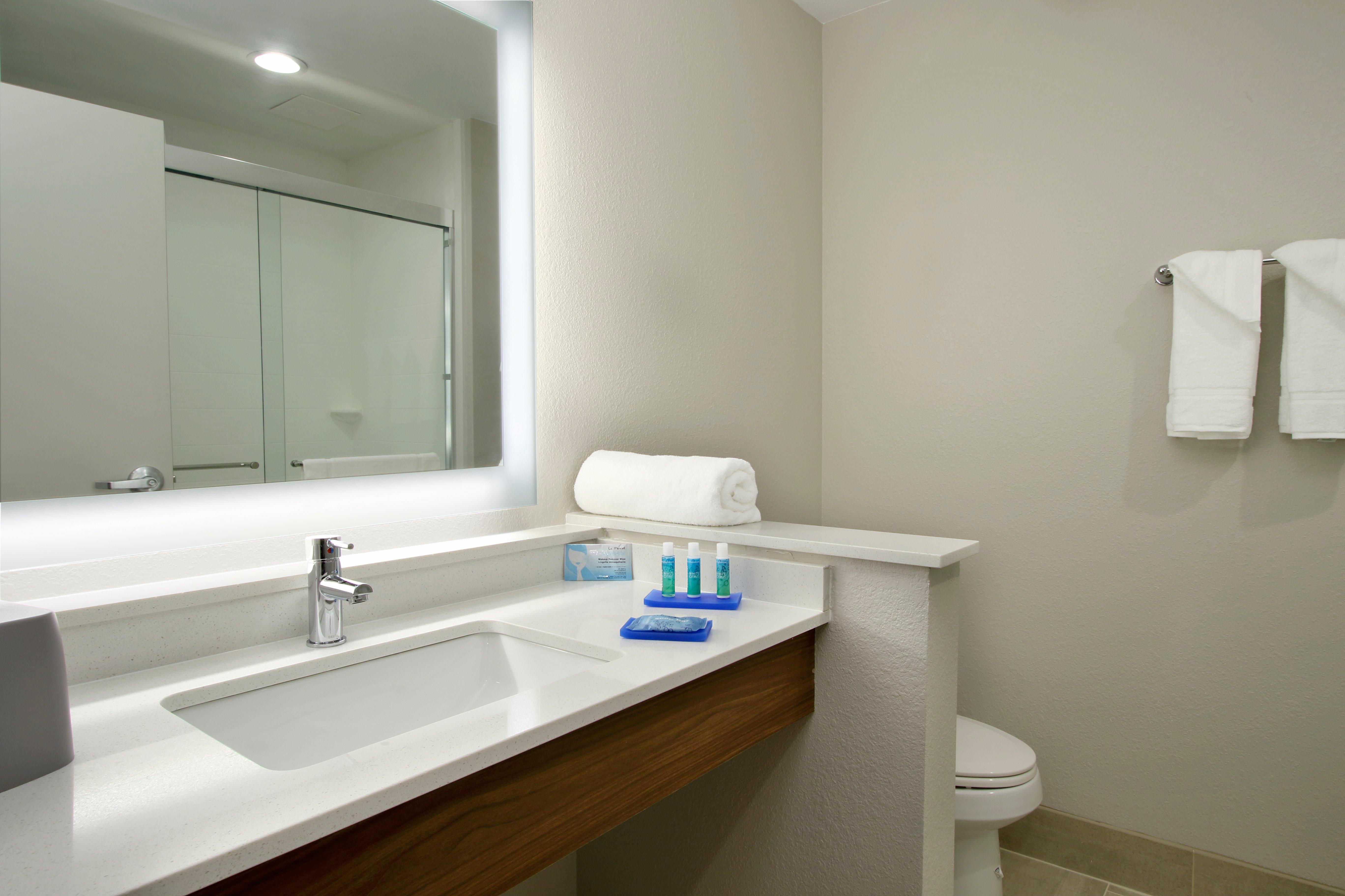 Holiday Inn Express & Suites Columbus North By Ihg Exterior foto