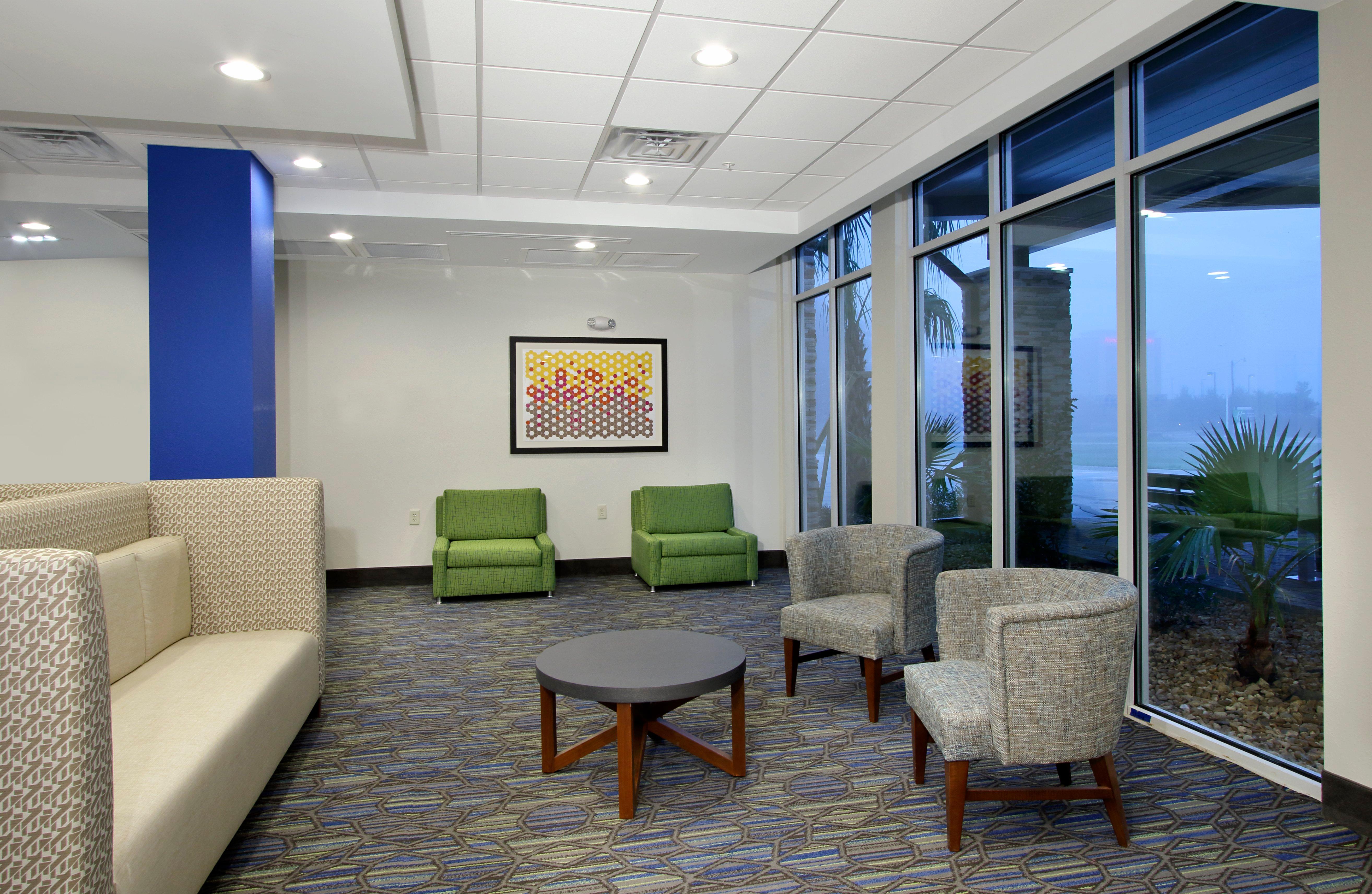 Holiday Inn Express & Suites Columbus North By Ihg Exterior foto
