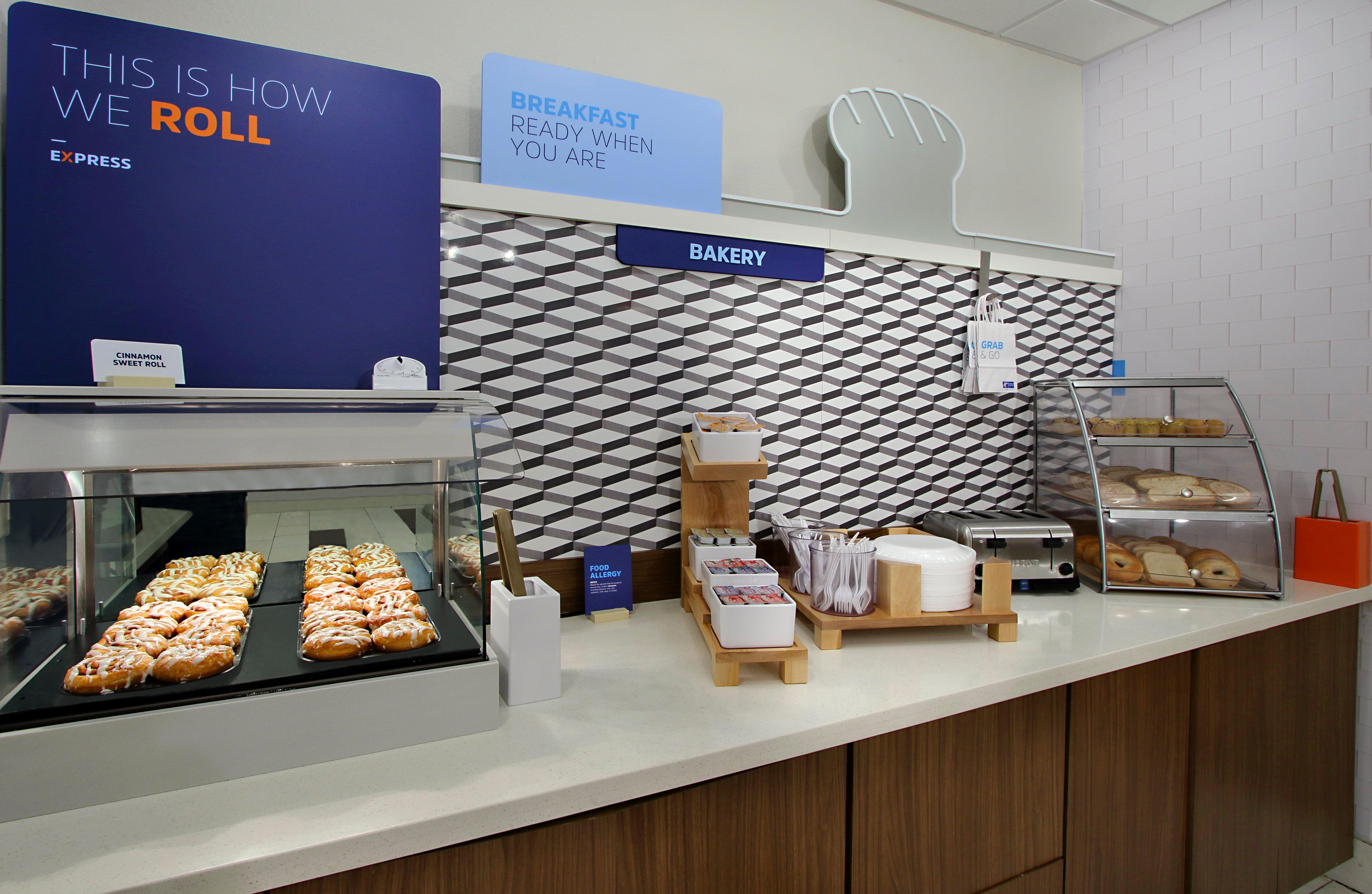 Holiday Inn Express & Suites Columbus North By Ihg Exterior foto